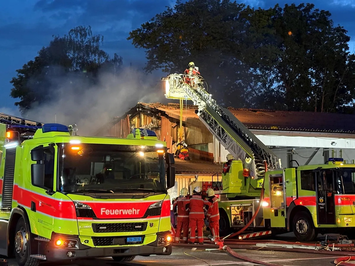 Über 100 Feuerwehrleute standen in der Nacht auf Sonntag im Einsatz. (Archiv) Man sieht Feuerwehrautos.
